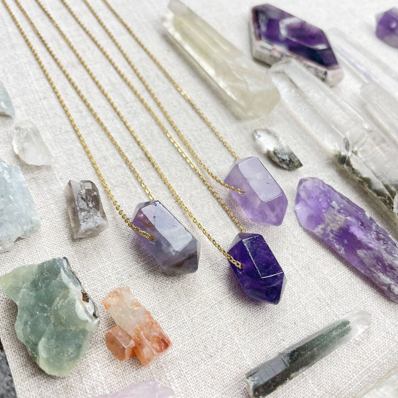 Golden chain necklace with faceted amethyst pendant LV9386