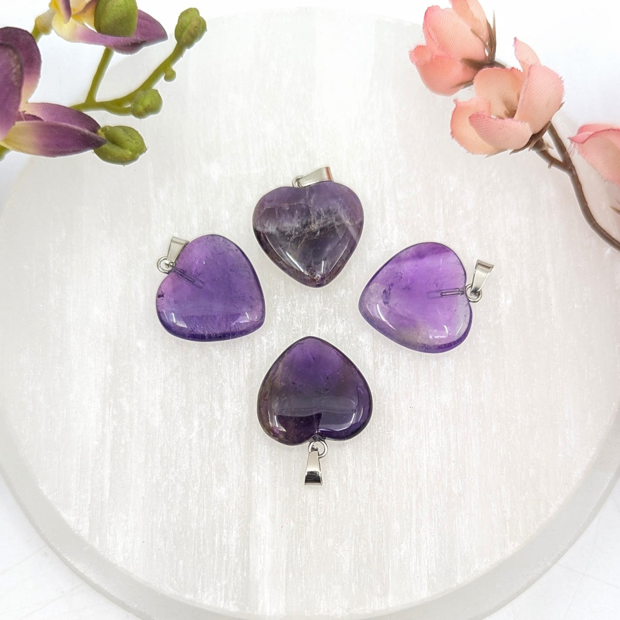 Four amethyst heart pendants with silver clasps, BC0684