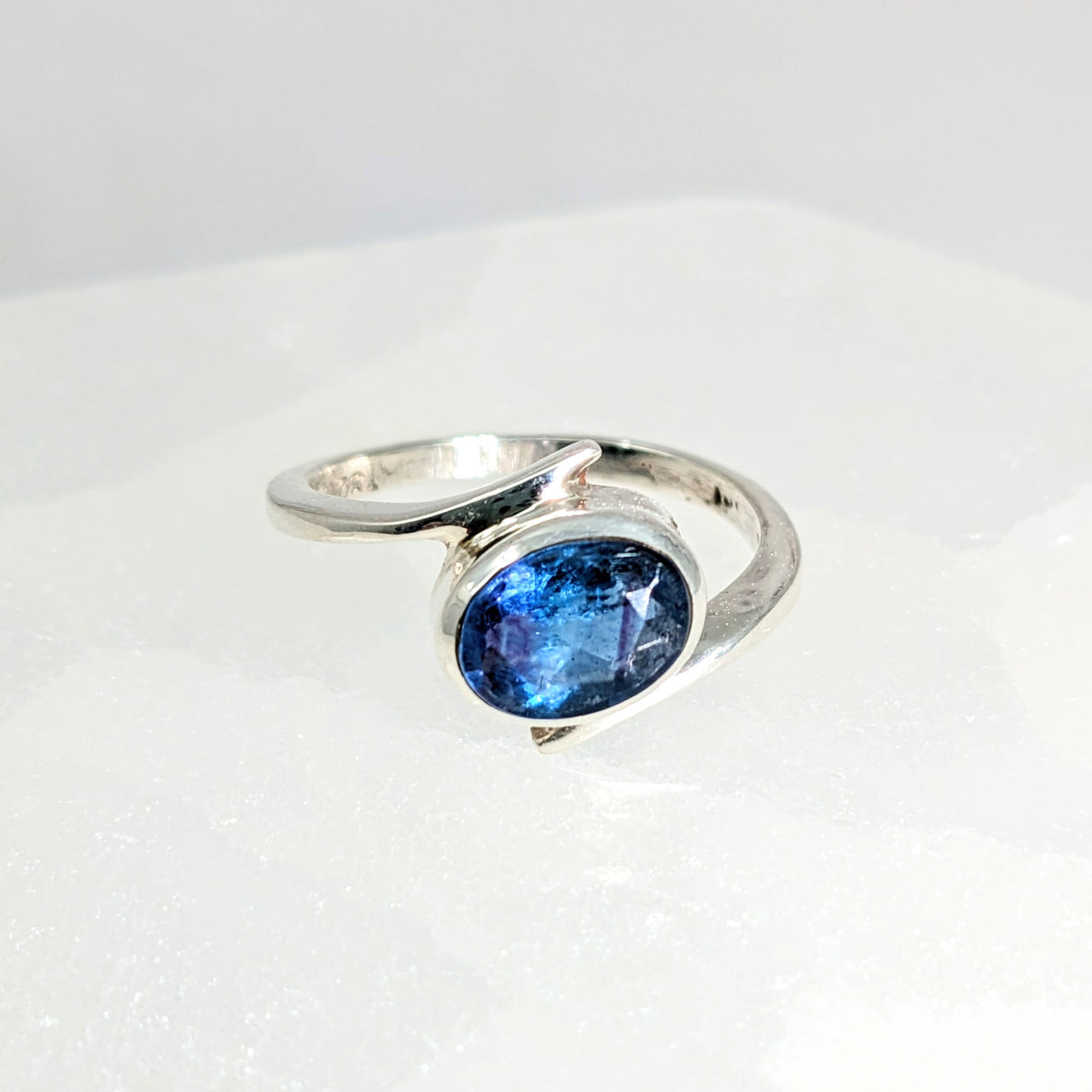 Blue Fluorite Faceted Sz 6.5 Oval Swoop Ring #LV1562 featuring a blue sapphire stone in silver