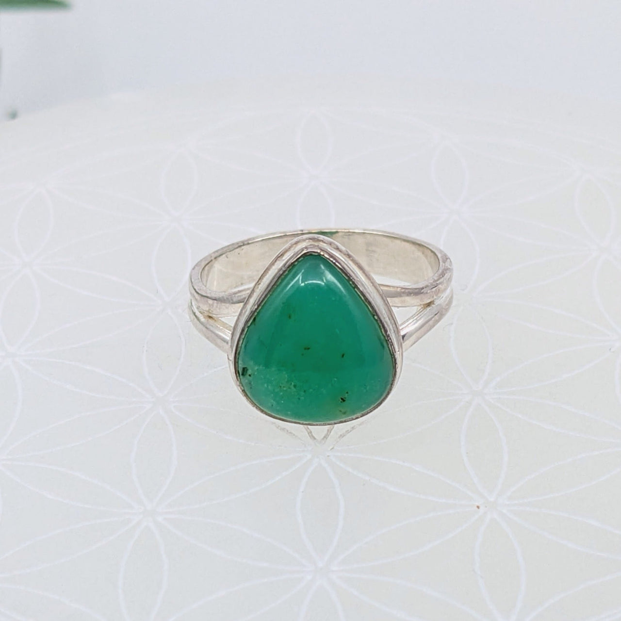 Silver teardrop ring featuring a green Chrysoprase gemstone, size 8.75