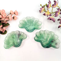 Fluorite 3.9’’ leaf-shaped shell bowl with marbled natural stone texture