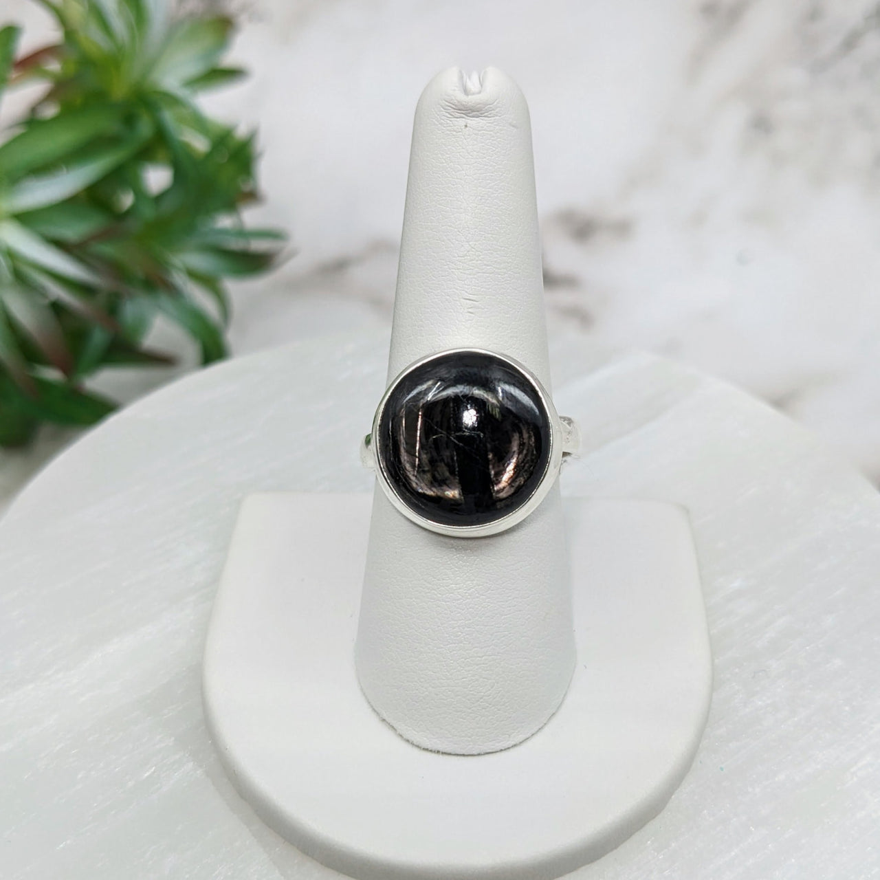 Hypersthene Sz. 9.25 S.S. Round Ring #LV5009 - Black Stone Ring on White Pedestal