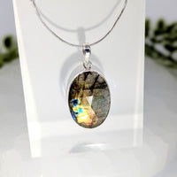 Silver-toned 1.25’’ faceted oval labradorite pendant #BC1097