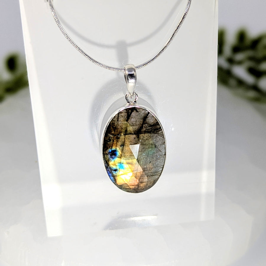 Silver-toned 1.25’’ faceted oval labradorite pendant #BC1097