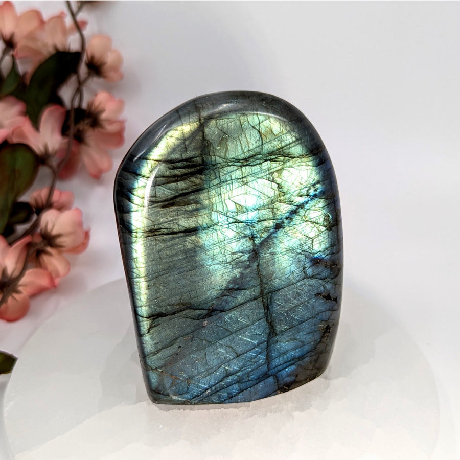 Iridescent Labradorite crystal inside a gallery setting for Labradorite 3.4Freeform LV8027