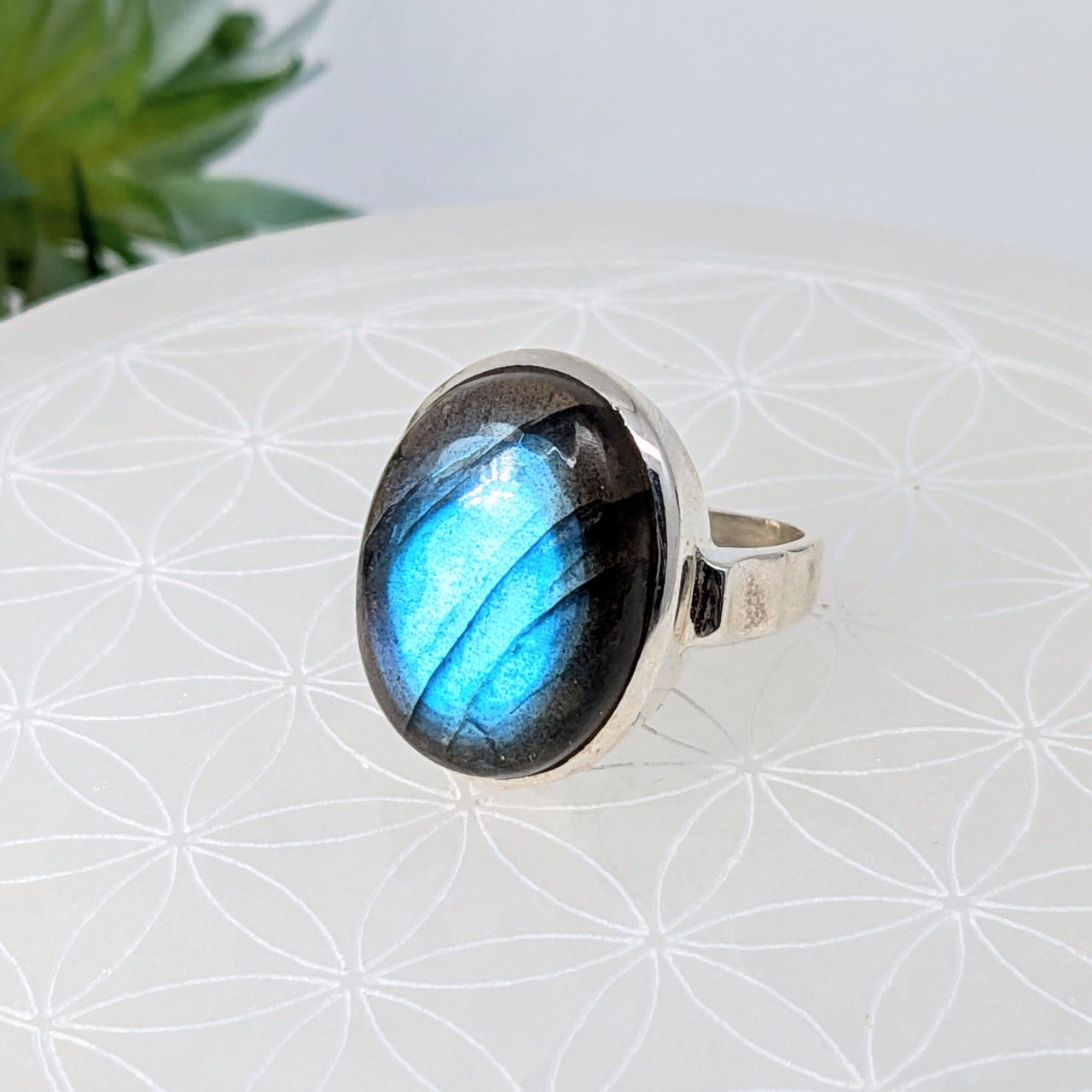 Sterling silver oval ring with vibrant blue flash labradorite gemstone Sz 9