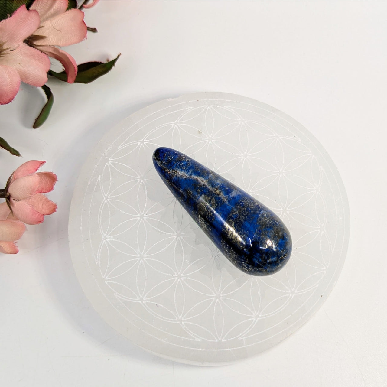 Teardrop-shaped Lapis Lazuli stone with gold flecks in Lapis Lazuli 2.3’’ Wand LV6941