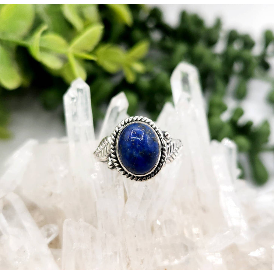 Oval Lapis Lazuli gemstone sterling silver ring displayed in product LV4223