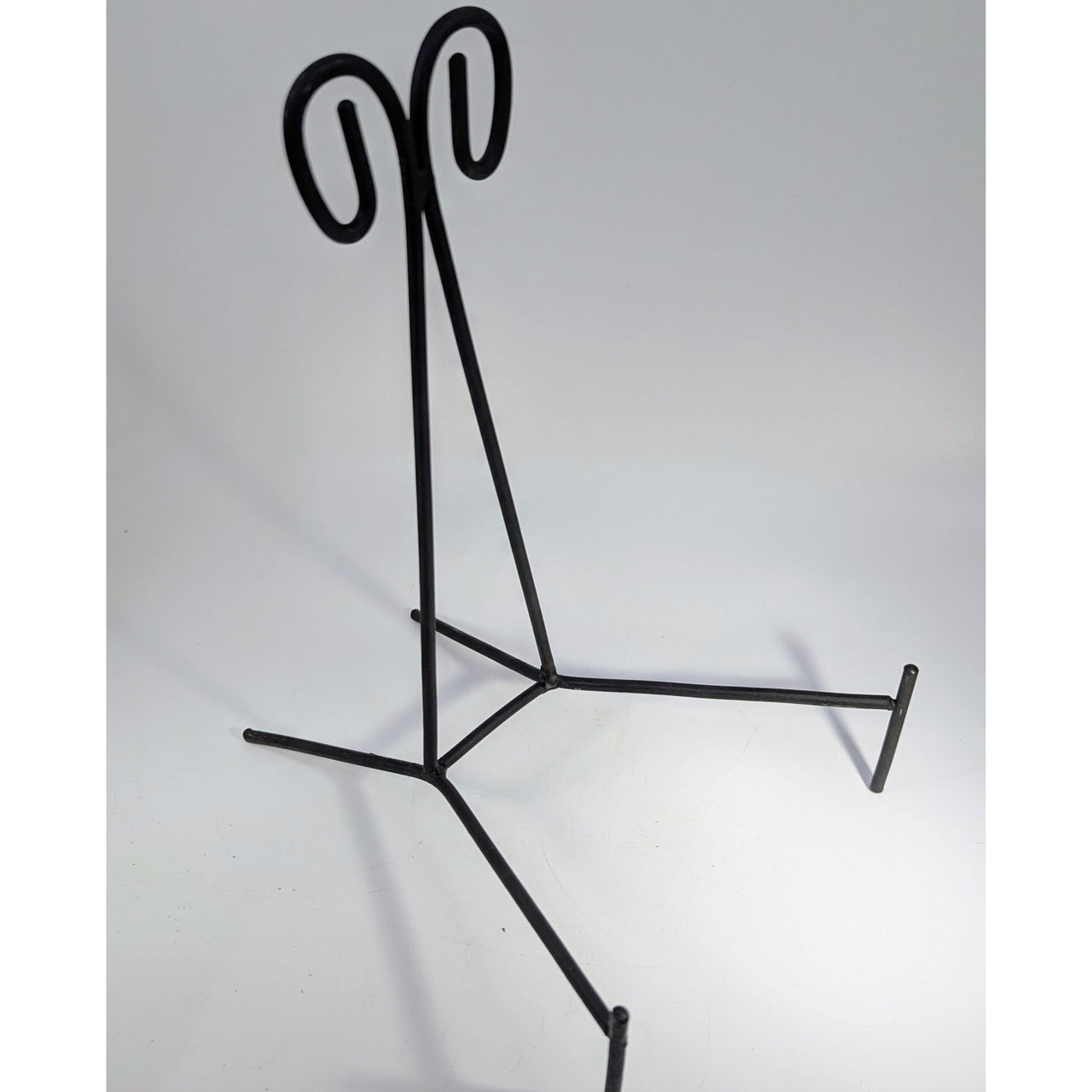 Black wrought iron easel with ornate curved top, 9-inch Metal Easel Stand #BC0715