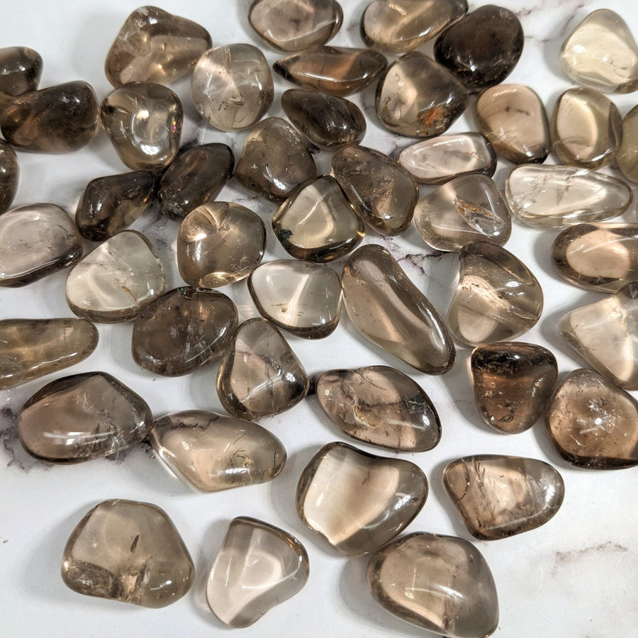 A 28gm parcel of brown and white quartz chips for natural smoky citrine tumble stone SK9772