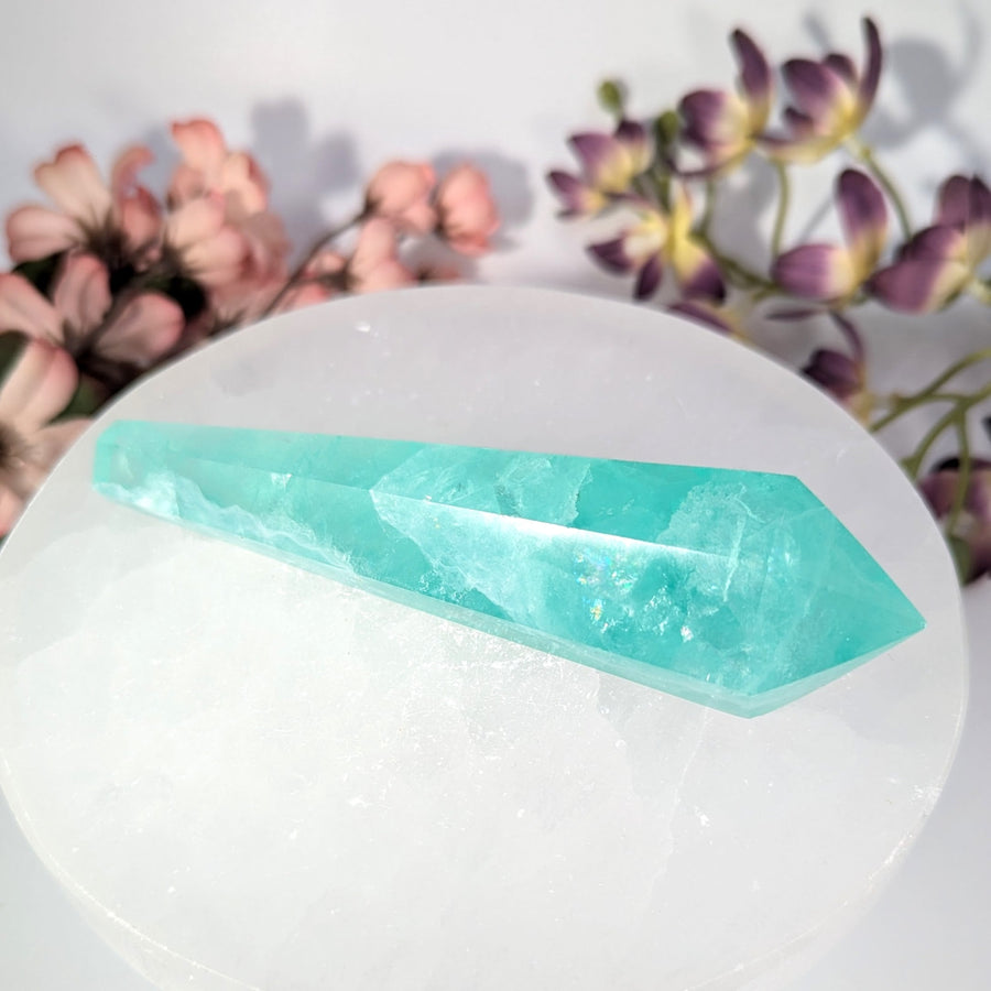 Aquamarine crystal wand on white plate with floral accents, Private Shop BC0099