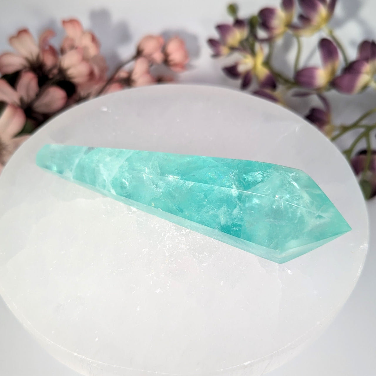 Aquamarine crystal wand on white plate with floral accents, Private Shop BC0099