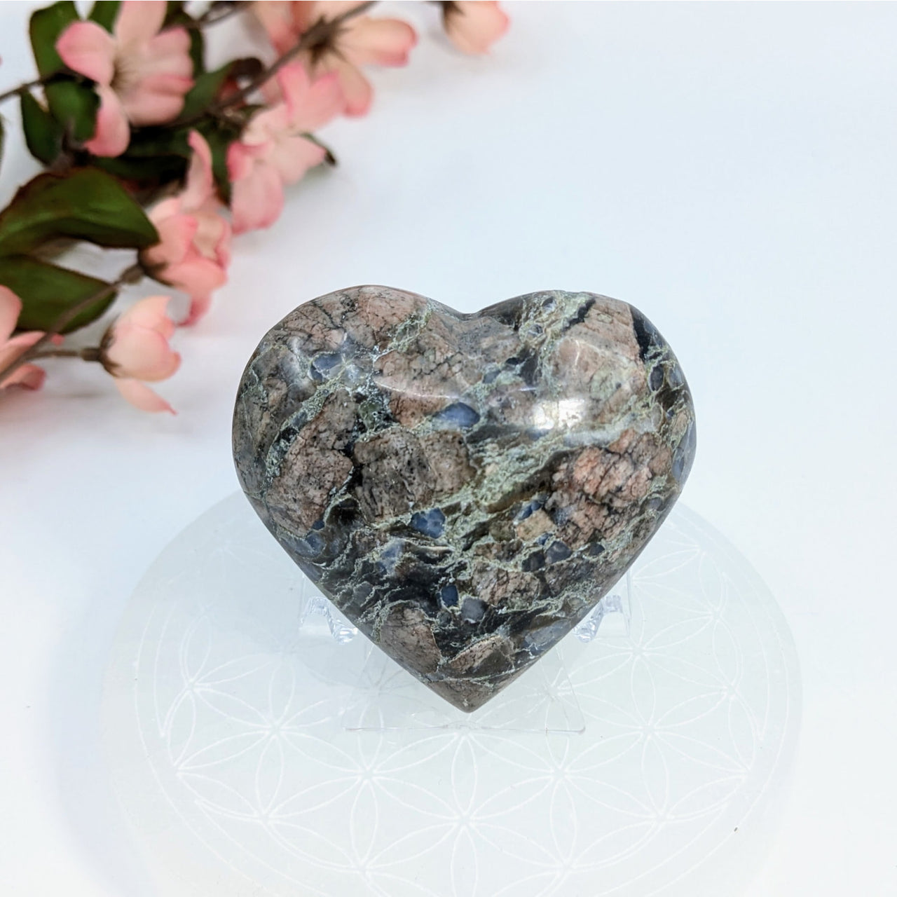 Heart-shaped stone with gray and blue patterns in Que Sera 2-inch heart #LV6903