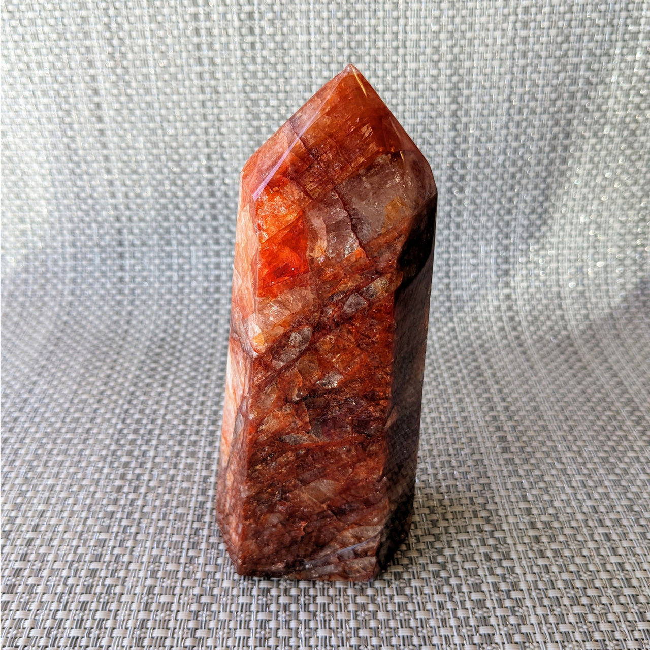 Red Hematoid Quartz 5’ Generator LV5416: Large red rock with a rough surface