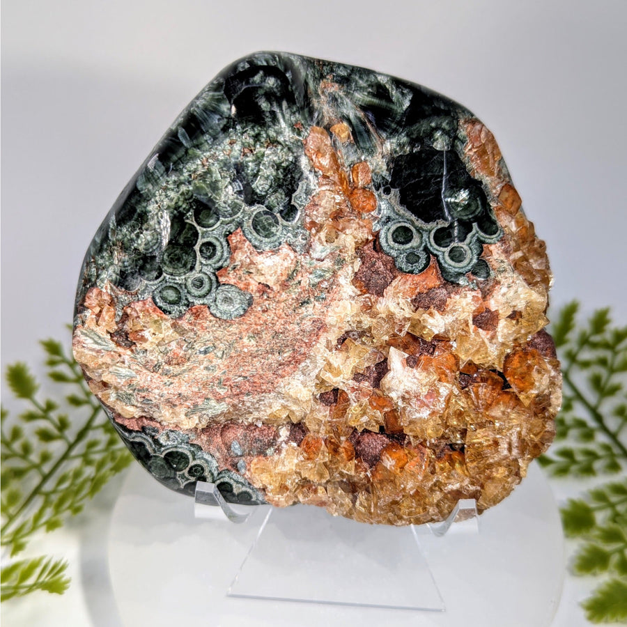 Seraphinite AA 4.5’’ with fluorescent calcite #BC0900, polished swirling black green patterns