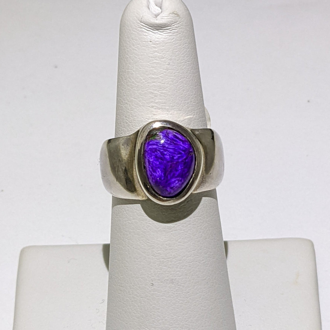 Sugilite Rings #J803 - Elegant ring featuring a stunning purple stone in the center