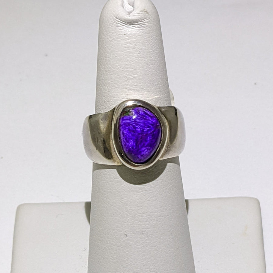 Sugilite Rings #J803 - Elegant ring featuring a stunning purple stone in the center