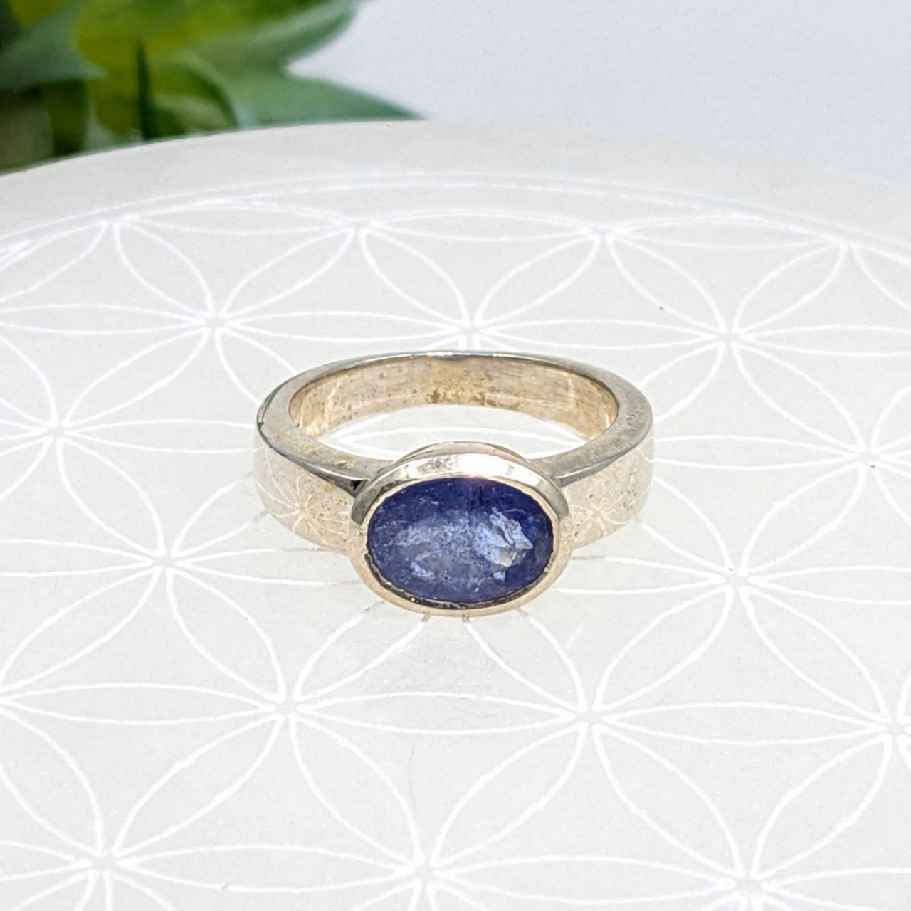 Silver faceted ring featuring an oval Tanzanite gemstone in size 6