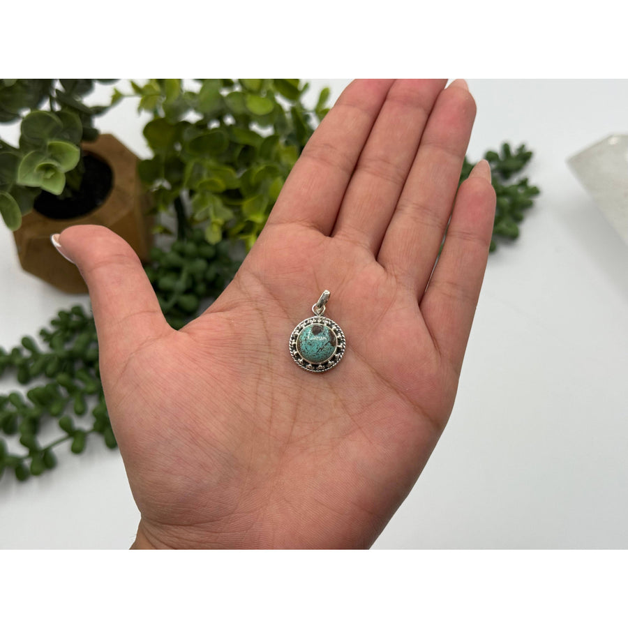 Turquoise gemstone pendant necklace in sterling silver 925 bezel with floral pattern LV9541