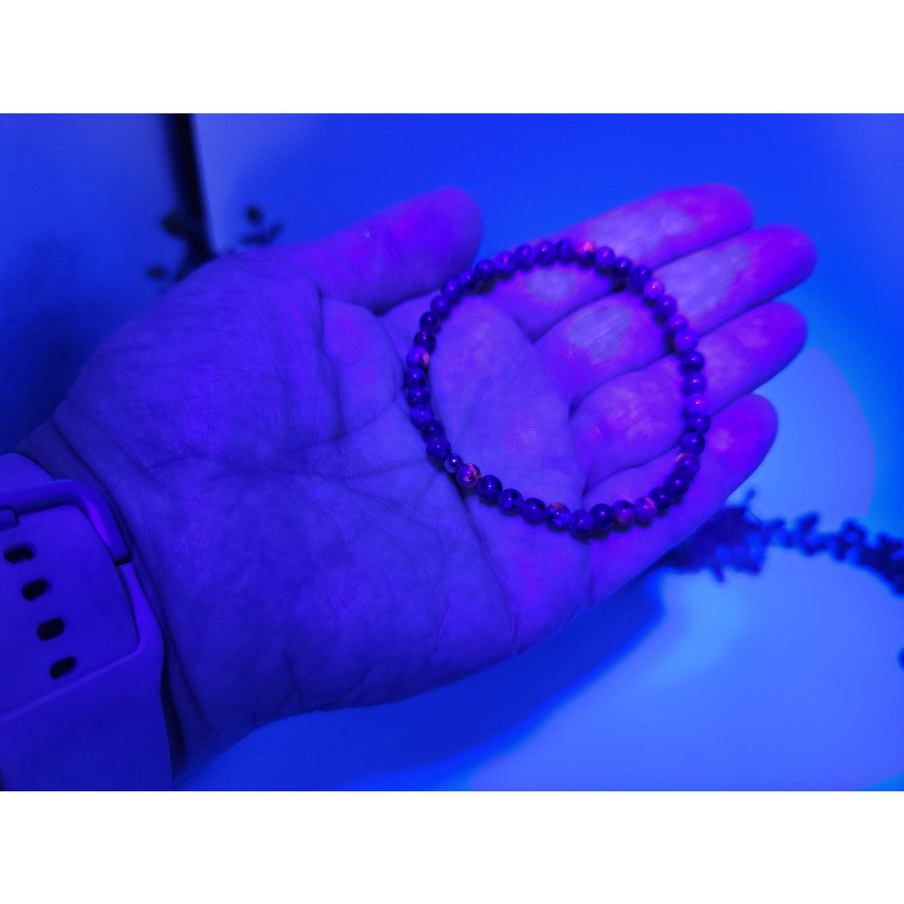 Purple UV-reactive Yooperlite beaded bracelet, 4mm glossy finish