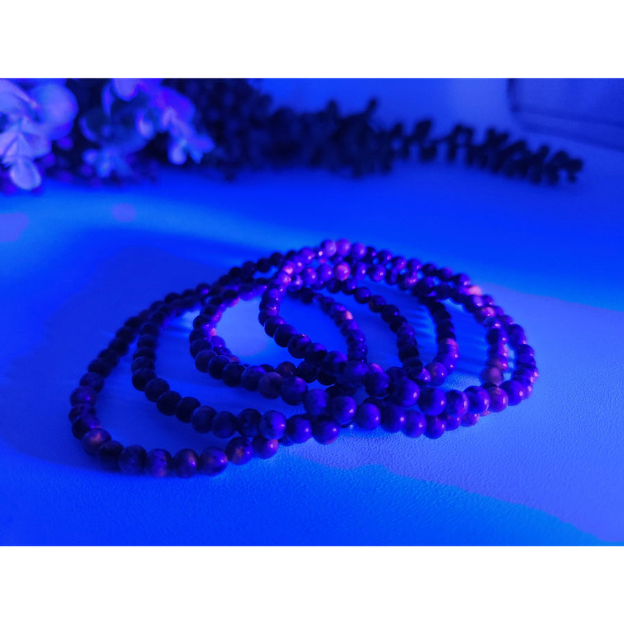 Purple beaded Yooperlite stretch bracelet set, 4mm UV reactive glossy finish LV9544