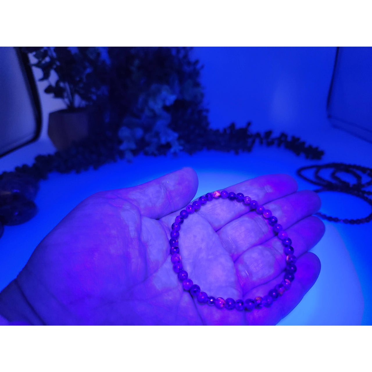 Purple UV-reactive Yooperlite beaded stretch bracelet 4mm LV9544
