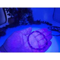 Purple UV-reactive Yooperlite beaded stretch bracelet 4mm LV9544